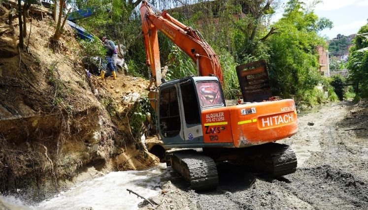 Obras de mitigación de los efectos de la ola invernal adelantan la secretaría de Vías, Infraestructura y Vivienda de Ocaña en el barrio El Retiro.