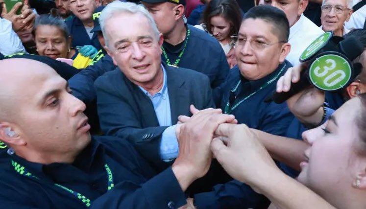 alvaro-uribe-libre