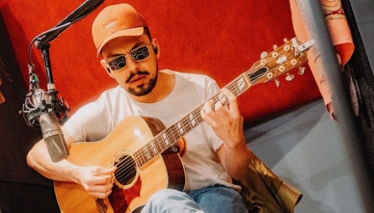 Leonardo La Croix estrena ‘Tarde’, un viaje sonoro sobre amores que no coinciden.