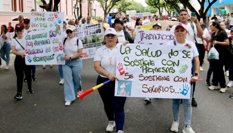 Protesta a la salud por falta de pagos