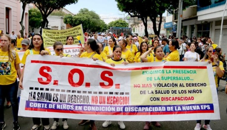 Protesta a la salud por falta de pagos