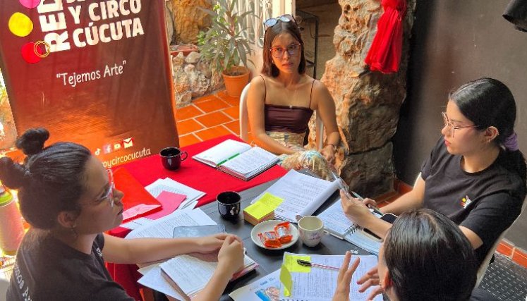 La Red de Teatro y Circo Cúcuta lidera una iniciativa innovadora que busca educar en derechos sexuales y reproductivos a través de la creación colectiva, la expresión artística y el empoderamiento femenino.