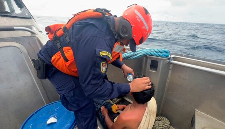 La Armada rescató a tres panameños cuya embarcación quedó a la deriva en aguas del Pacífico. Fotografía Armada Nacional de Colombia.