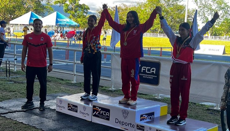 Michell Yuleiny Mansilla Lozano brilló en el salto con vallas.