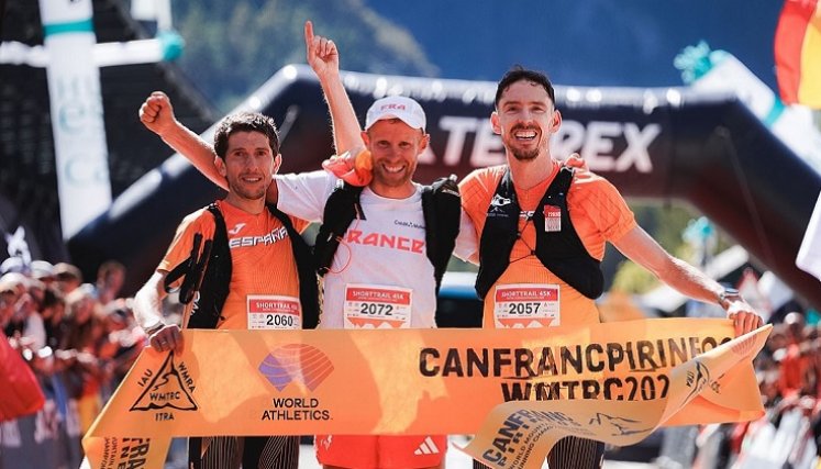 Fréderic Tranchand (centro), campeón del Short Trail de 45 kilómetros, Manuel Merillas (izq), segundo y Andreu Blanes (der), fue tercero. 