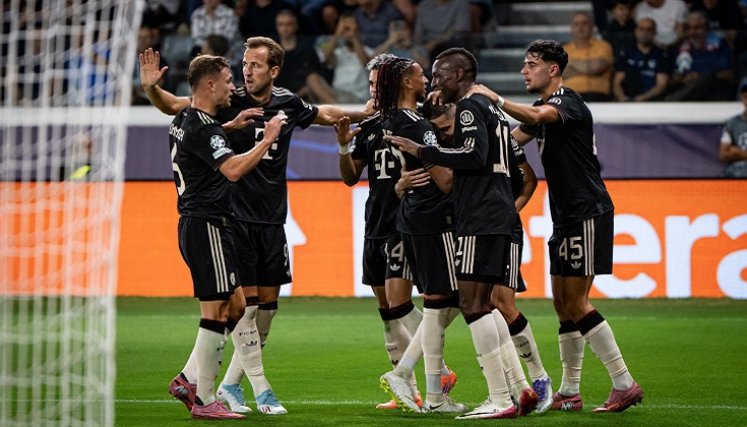 Harry Kane festeja con sus compañeros, el segundo gol en la goleada al Pafos.
