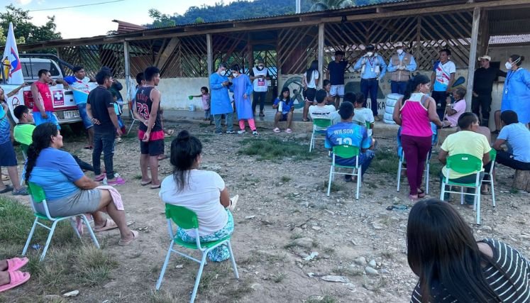 El Instituto Departamental de Salud traslada a equipos básicos con profesionales para atender la emergencia en los resguardos indígenas.