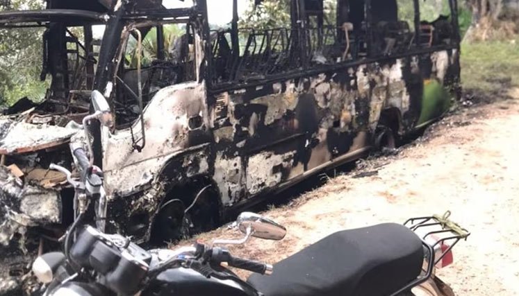Bus-escolar-incinerado.