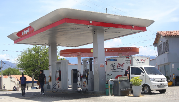 Dueños de las estaciones de gasolina se quejan de la falta de controles a la informalidad.