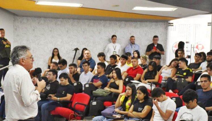 Mauricio Cárdenas en evento con jóvenes en la Unilibre.