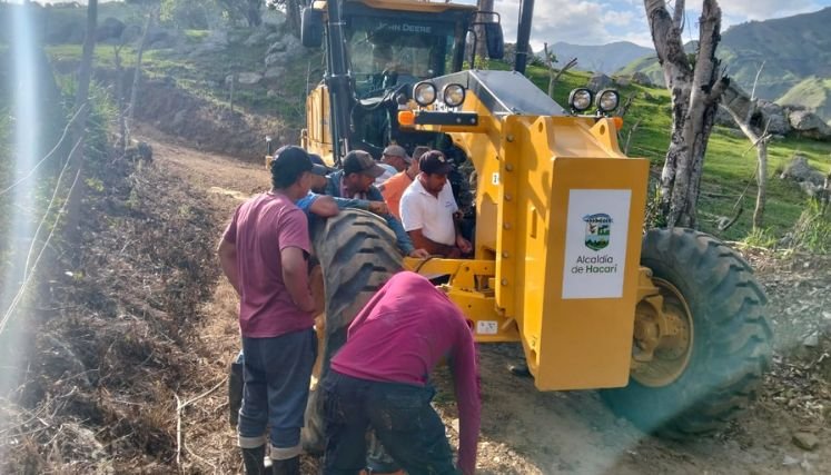 El banco de maquinaria hace el mantenimiento de las vías terciarias para facilitar el transporte de los cultivos.