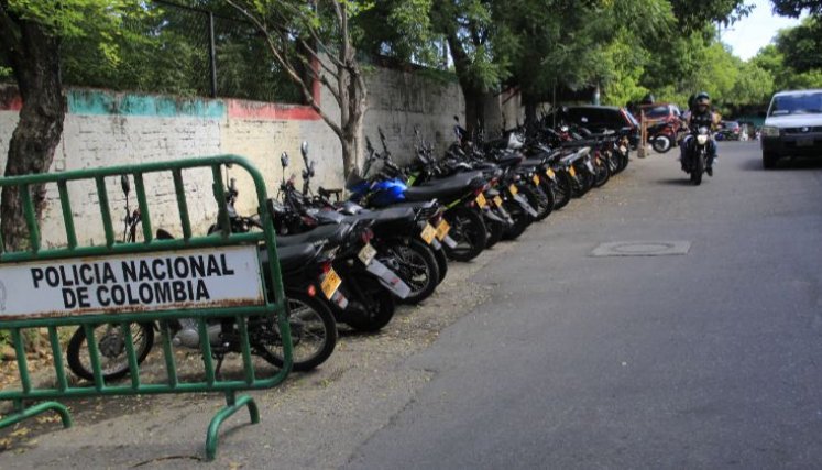 Motos de la Policía y comerciantes parqueadas en plena vía de San Mateo.