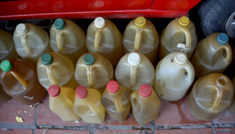 Pimpinas de gasolina en el estacionamiento de una vivienda.