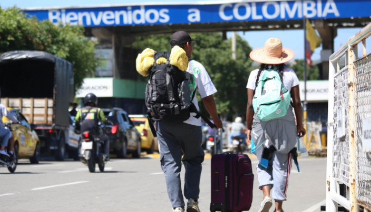 Viajeros pasando el puente Simón Bolívar.