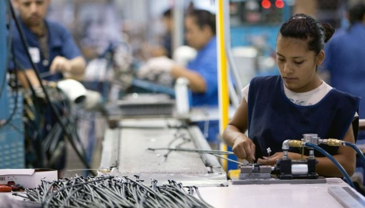 Reducción en semanas de cotización para mujeres con la Ley 2381 de 2024.