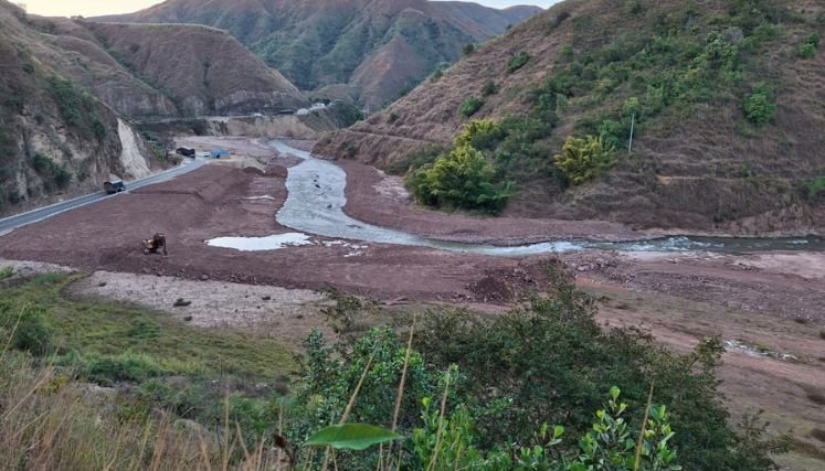 Damnificados de la vereda El Tarrita, mantienen el bloqueo hasta cuando se entregue una solución definitiva. 