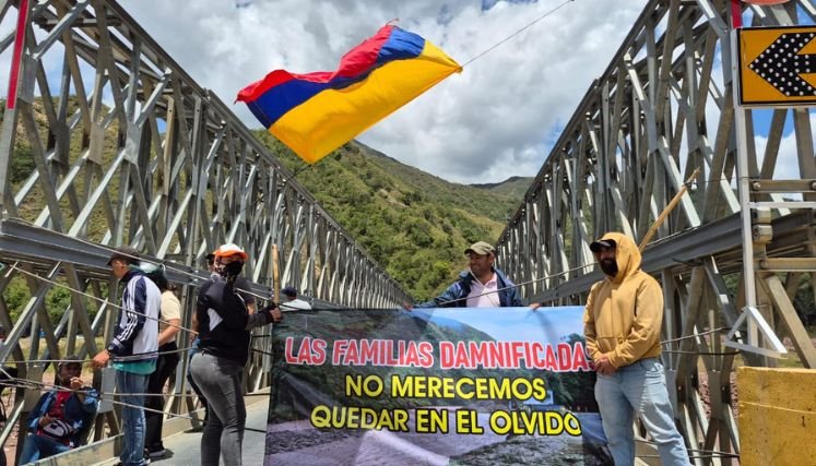 Damnificados de la vereda El Tarrita, mantienen el bloqueo hasta cuando se entregue una solución definitiva. 