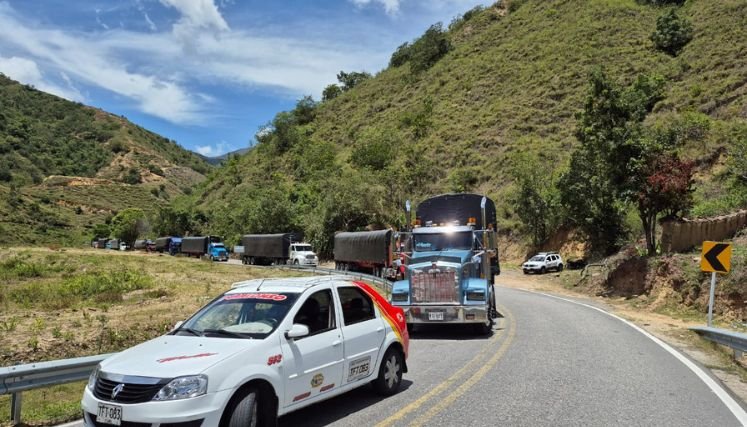 Damnificados de la vereda El Tarrita, mantienen el bloqueo hasta cuando se entregue una solución definitiva. 