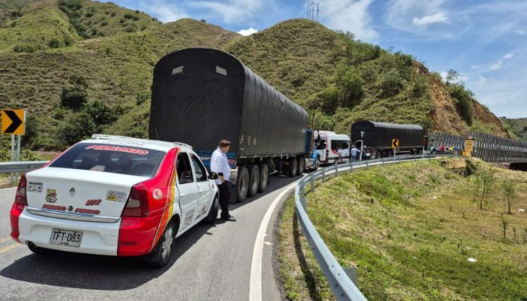 Damnificados de la vereda El Tarrita, mantienen el bloqueo hasta cuando se entregue una solución definitiva. 
