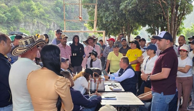 Damnificados de la vereda El Tarrita, mantienen el bloqueo hasta cuando se entregue una solución definitiva. 