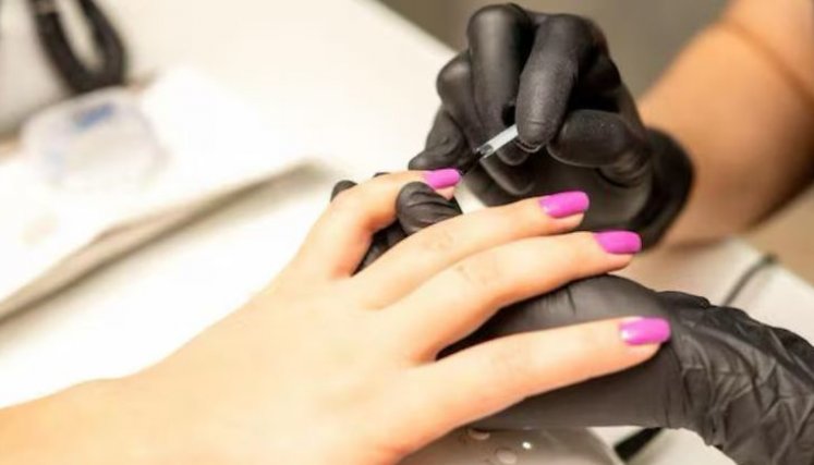 ¿Peligro en los esmaltes semipermanentes? Colombia pide evaluar químicos usados en uñas