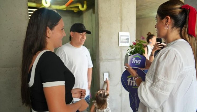 Entrega de vivienda por parte de la presidenta del FNA, Laura Roa Zeidán/Foto cortesía
