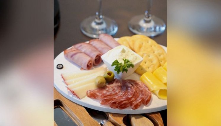 Botella de vino seleccionada y una tabla de quesos gourmet para deleitar los sentidos/Foto cortesía