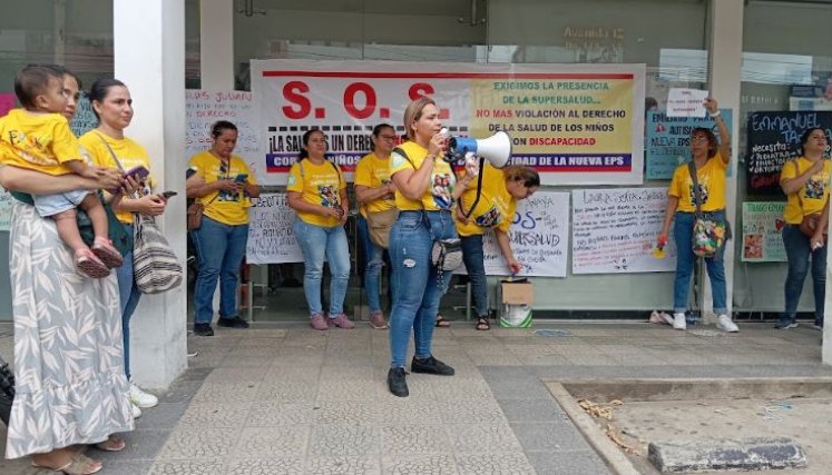 Madres protestantes por servicios de salud indispensables de sus hijos discapacitados.