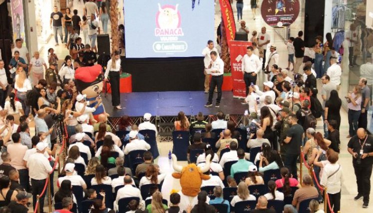 Gobernador William Villamizar/dirigiéndose al público en el Centro Comercial Ventura Plaza./Foto Stefany Peñaloza