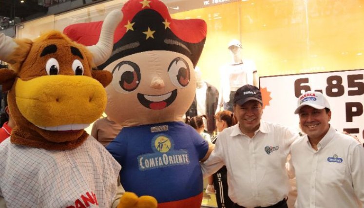 Gobernador William Villamizar y Omar Javier Pedraza, director administrativo de ComfaOriente./Foto Stefany Peñaloza