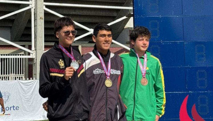 El nadador cucuteño Julián Sarmiento (centro) de la categoría prejuvenil, medallista de oro.