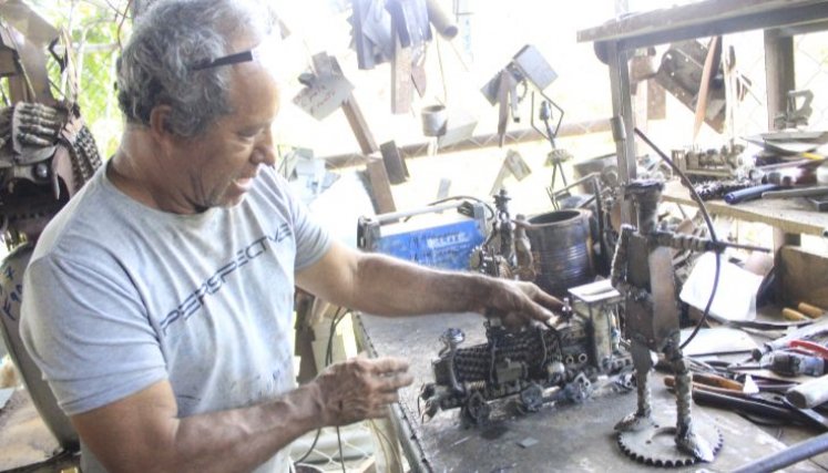 12 años dedicandose a la artesanía tiene Guillermo Hernández