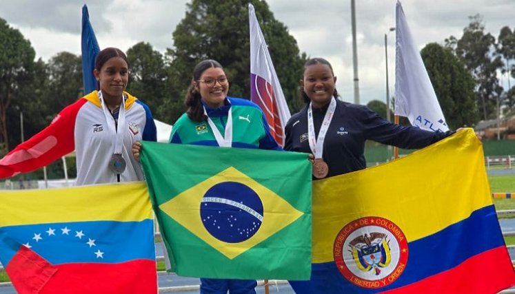 La atleta Valeri Franco celebró su tercer lugar del Panamericano junto con sus entrenadores, Julio Medina, Arelis Quiñones y el velocista Hugo Thyme.