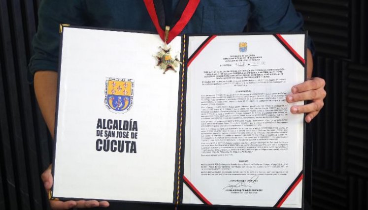 Alcaldía de Cúcuta le otorgó a Andrés el reconocimiento Juana Rangel de Cuellar.