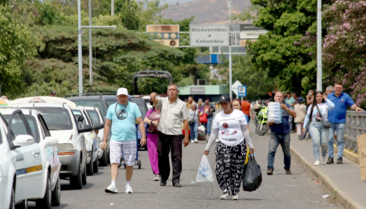Persona cruzan a pie el puente Simón Bolívar por bloqueo. 