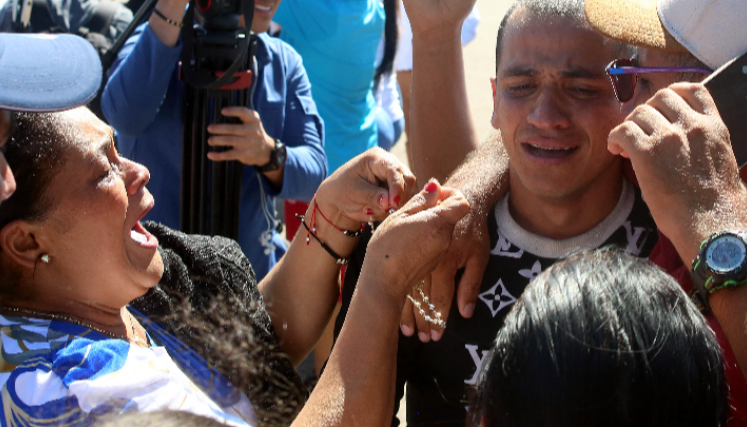 El emotivo reencuentro de Brayan Navarro con su familia. 