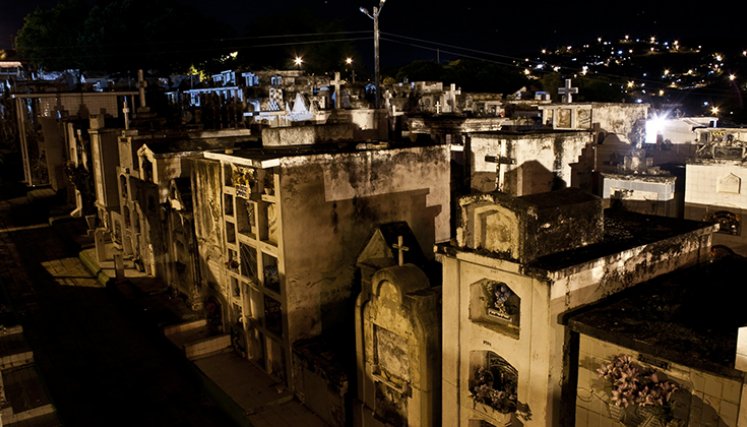 Cementerio Central de Noche Cementerio Central de Noche