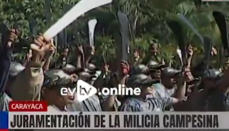 Diosdado empuñando un machete. 
