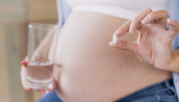 Embarazada toma acetaminofen.