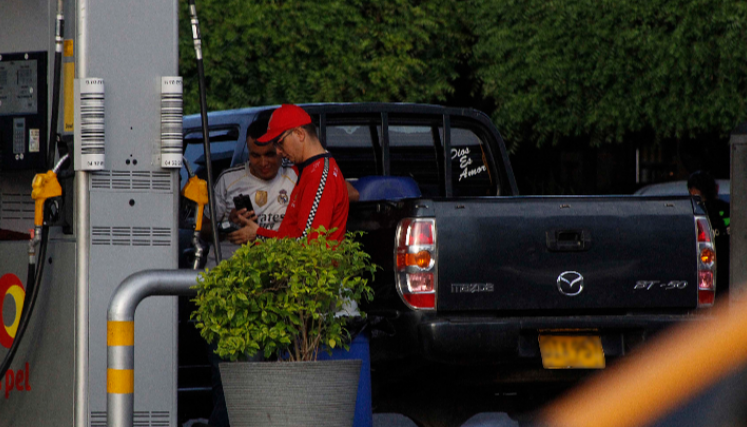 Un hombre carga combustible.