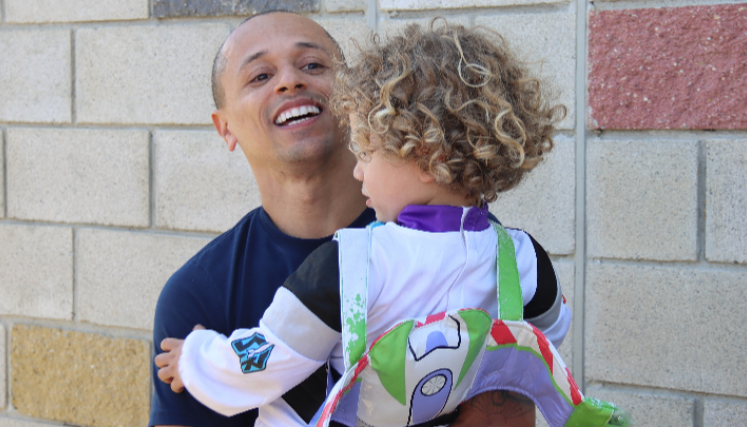 Óscar Viera libre junto a su hijo. 