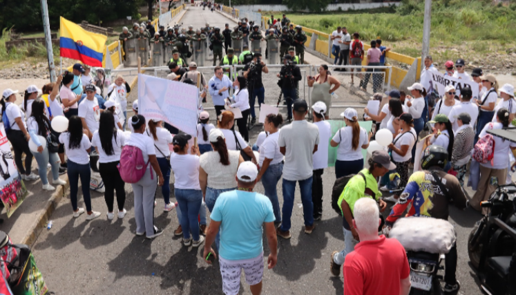 Protesta en la mitad del puente Simón Bolívar.