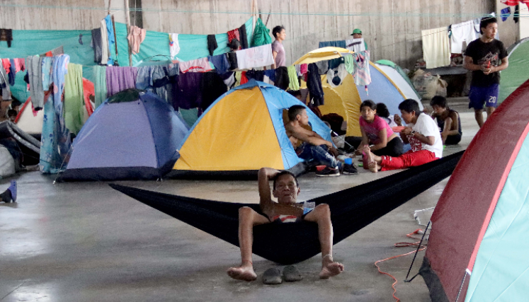Hombre indígena tumbado en una hamaca en el parque 300 años Cúcuta.