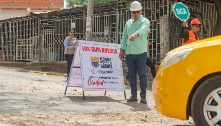Personal de la Alcaldía de Cúcuta inspecciona estado de las calles.
