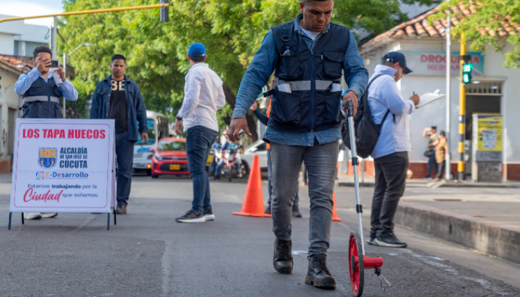Personal técnico hace mediciones para iniciar el bacheo. 