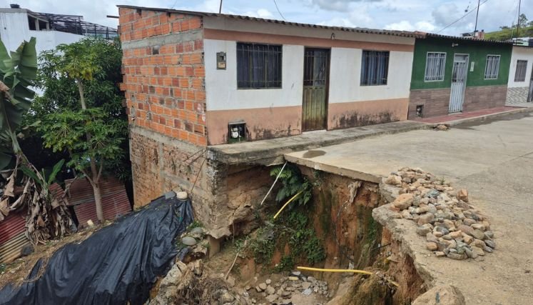 Moradores del asentamiento humano La Perla solicita la intervención urgente para conjurar la emergencia vial.