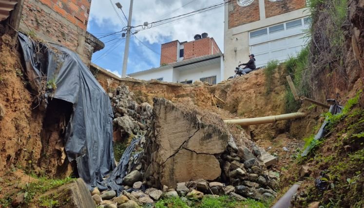 Emergencia por cráter en la vía de acceso a La Perla en Ocaña.