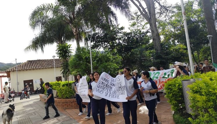 Comunidad educativa del colegio Alfonso López Pumarejo adelantan una jornada de protesta por la demolición de un colegio para construir un hospital.