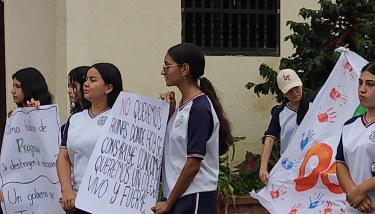 Comunidad educativa del colegio Alfonso López Pumarejo adelantan una jornada de protesta por la demolición de un colegio para construir un hospital.