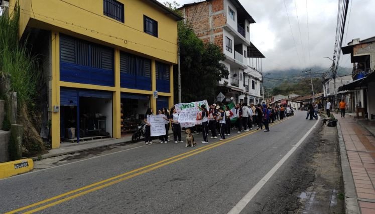 Comunidad educativa del colegio Alfonso López Pumarejo adelantan una jornada de protesta por la demolición de un colegio para construir un hospital.